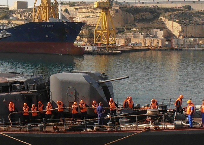 Cận cảnh khu trục hạm Smetlivy tại quần đảo Malta
